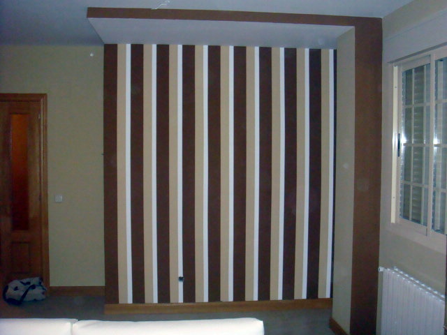 Elaboración de rallas en pared de salón.