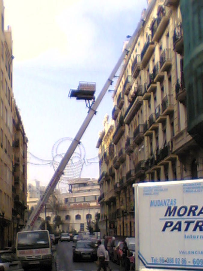 ELEVADOR CRUZANDO CALLE