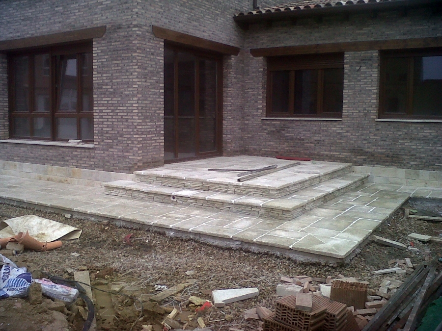 Embaldosado porche con escaleras