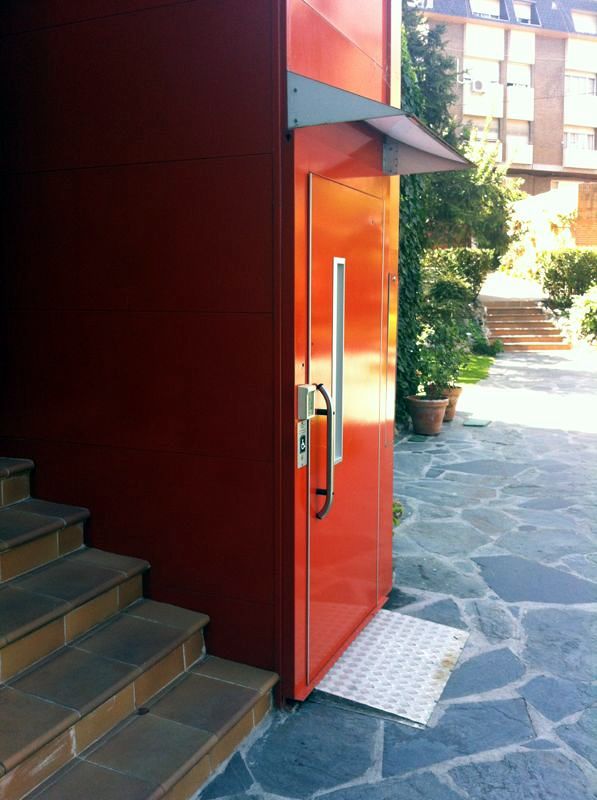 Embarque exterior plataforma elevadora Aritco