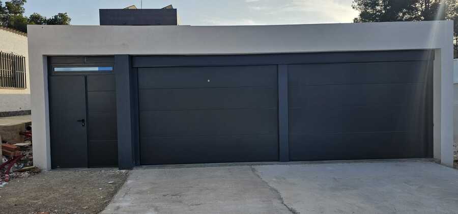 PUERTAS DE GARAJE GEMELAS Y ACCESO PEATONAL