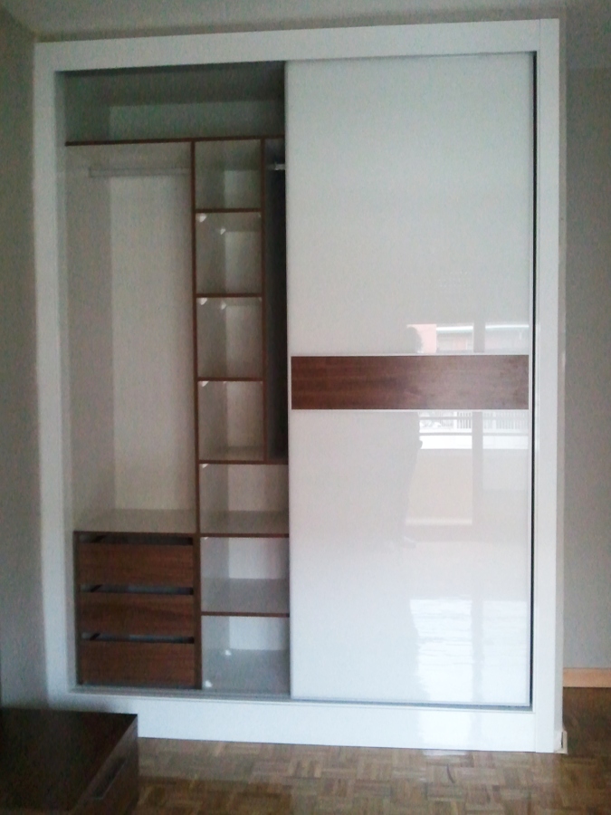 empotrado correderas cristal con nogal y cajones