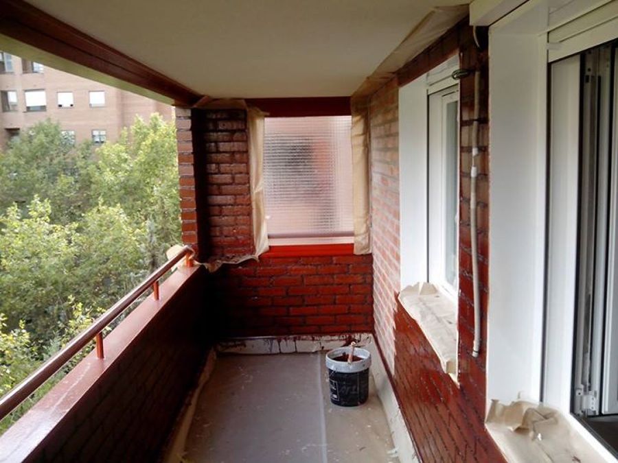 En esta terraza se ha limpiado el ladrillo y hemos aplicado un barniz hidrofugo con color para resaltar el tono del ladrillo