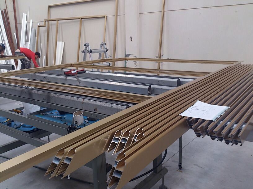 En taller preparando porche