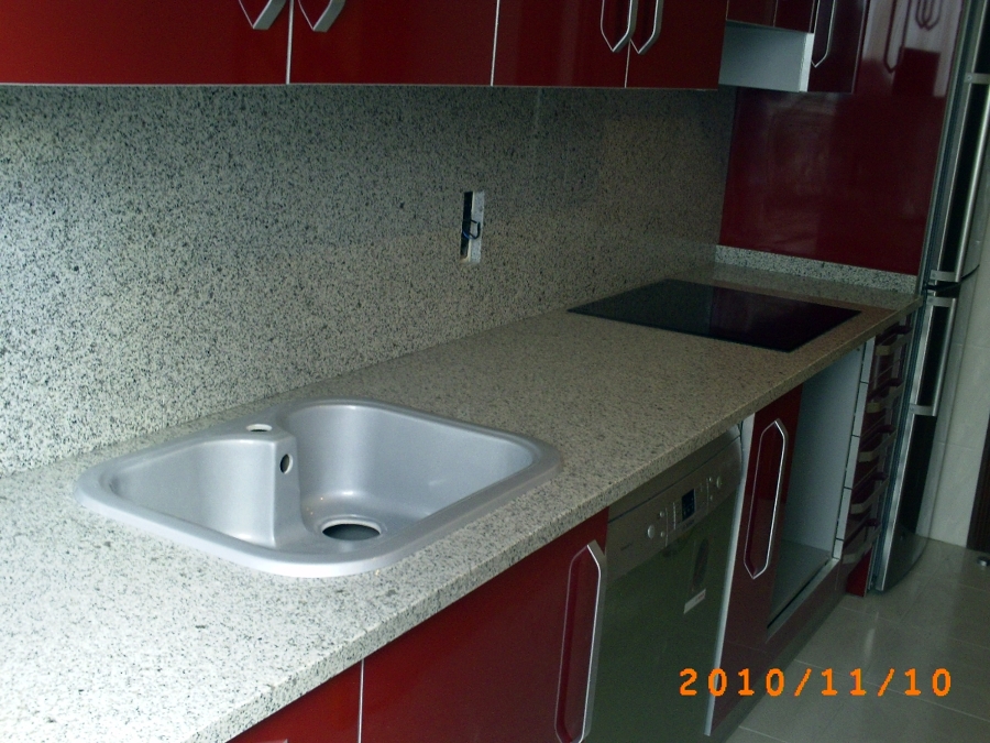 Encimera cocina en granito blanco cristal 3 cm.