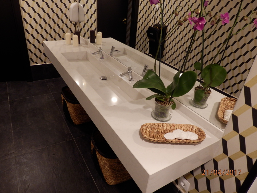 Encimera de baño con lavabo a medida integrado