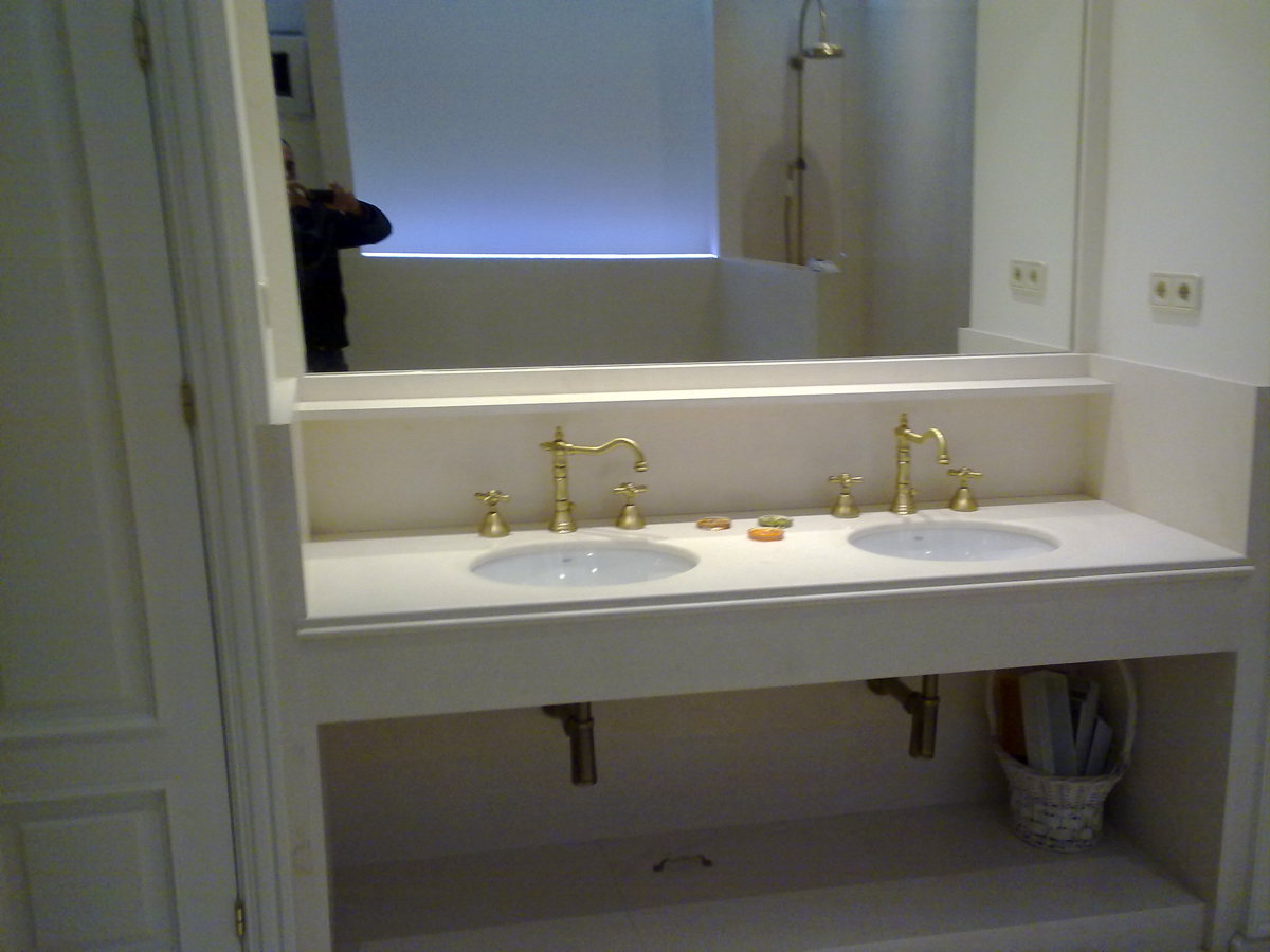 encimera de marmol con 2 senos, griferi retro.