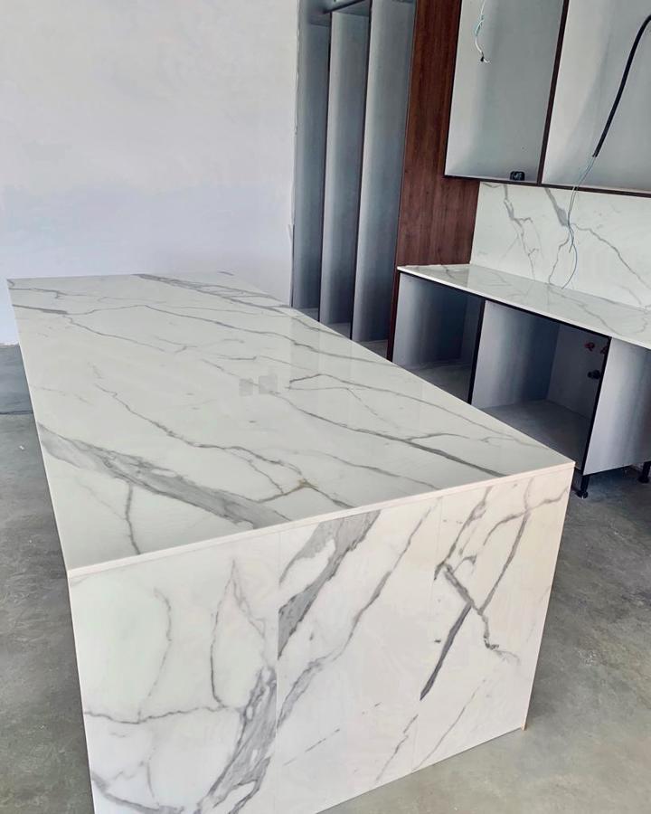 Suministro y colocación de Encimera de cuarzo Calacatta MontBlanc