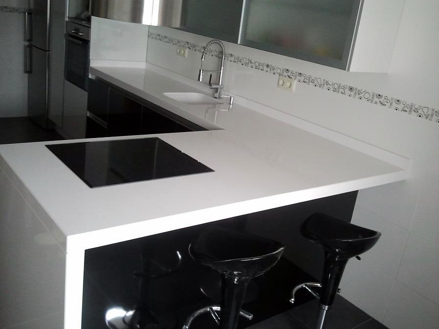 ENCIMERA SILESTONE CON CANTO INGLETE DE 5 CM blanca