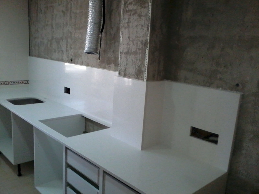 Encimera silestone mont blanc 2 cm.