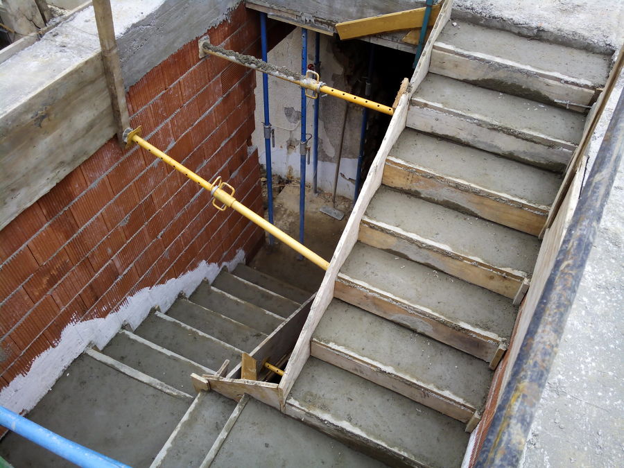 ENCOFRADO DE ESCALERA DE HORMIGON