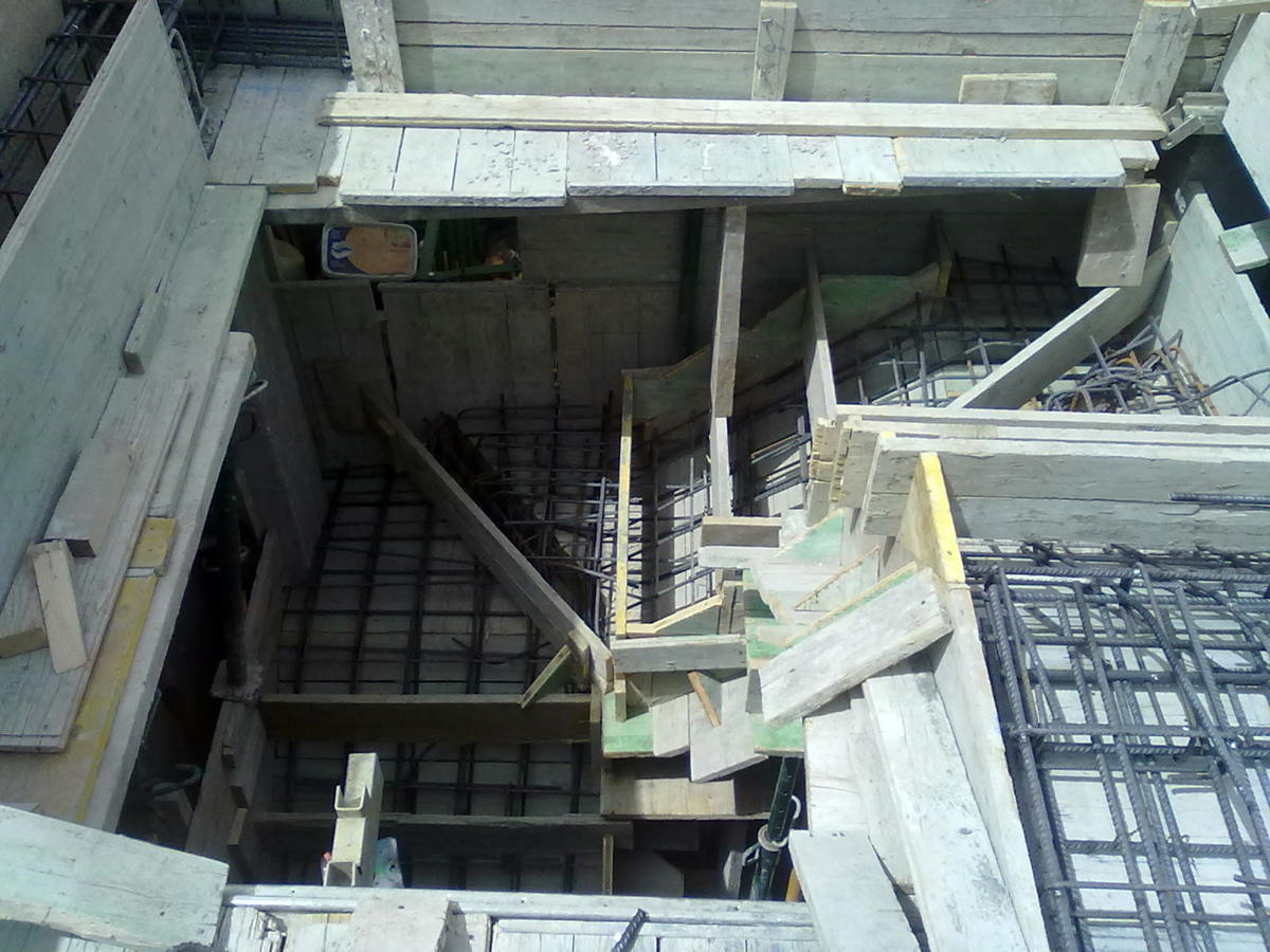 Encofrado escalera hormigon apeldañada "in situ"