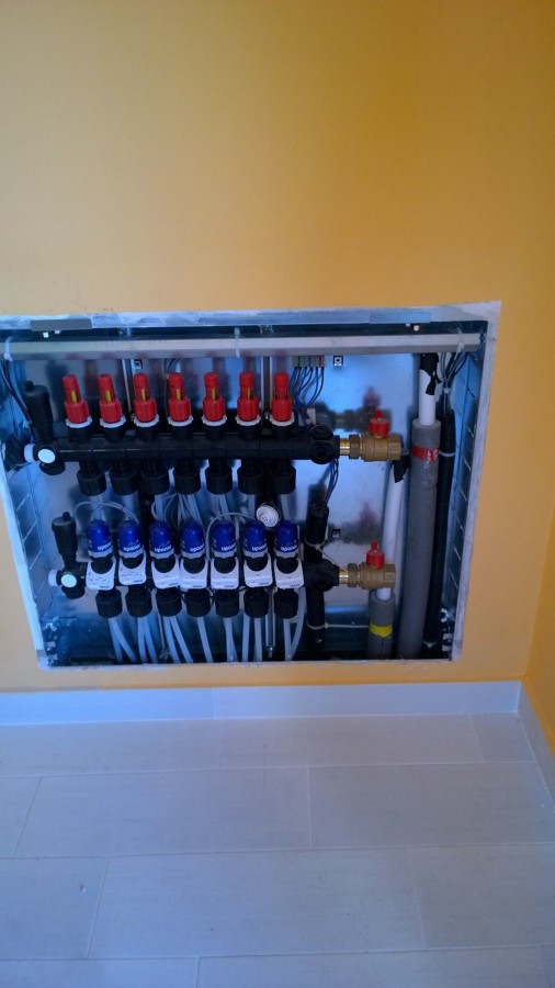 Caja de colectores de un sistema de suelo radiante cableado