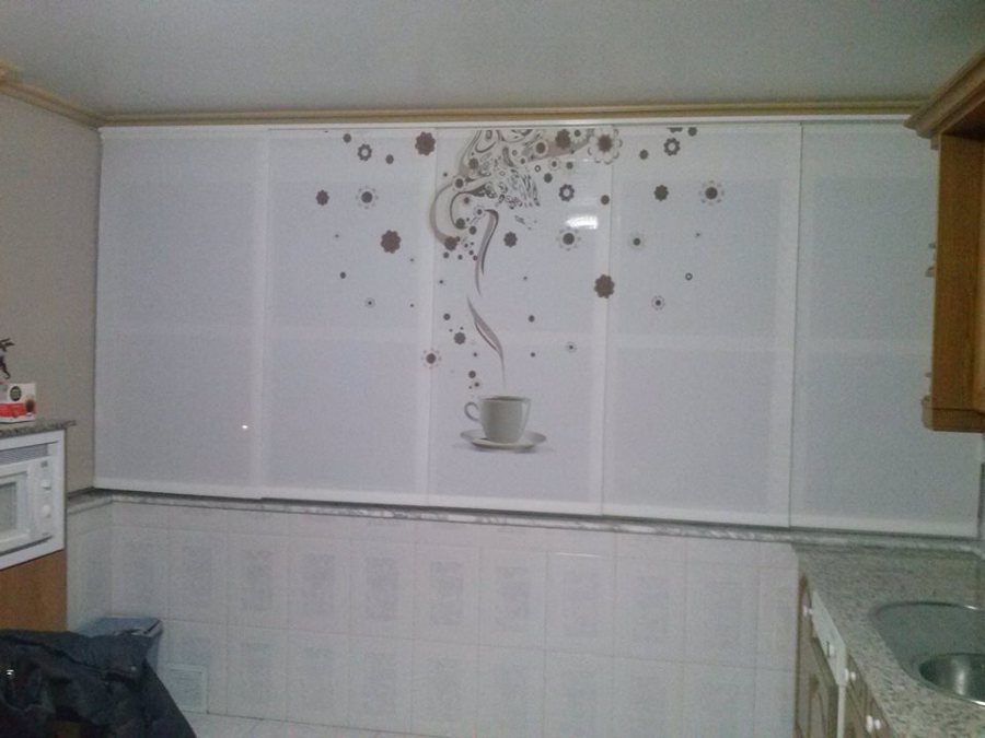 Enrollable en tejido screen con estampación digital