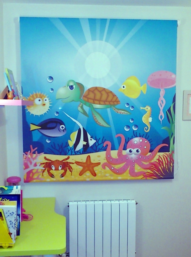 Enrollable screen con serigrafia infantil