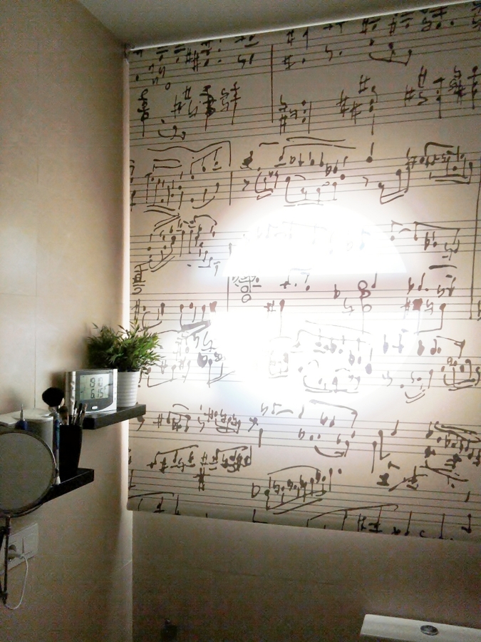 Enrollable screen con serigrafia partitura.