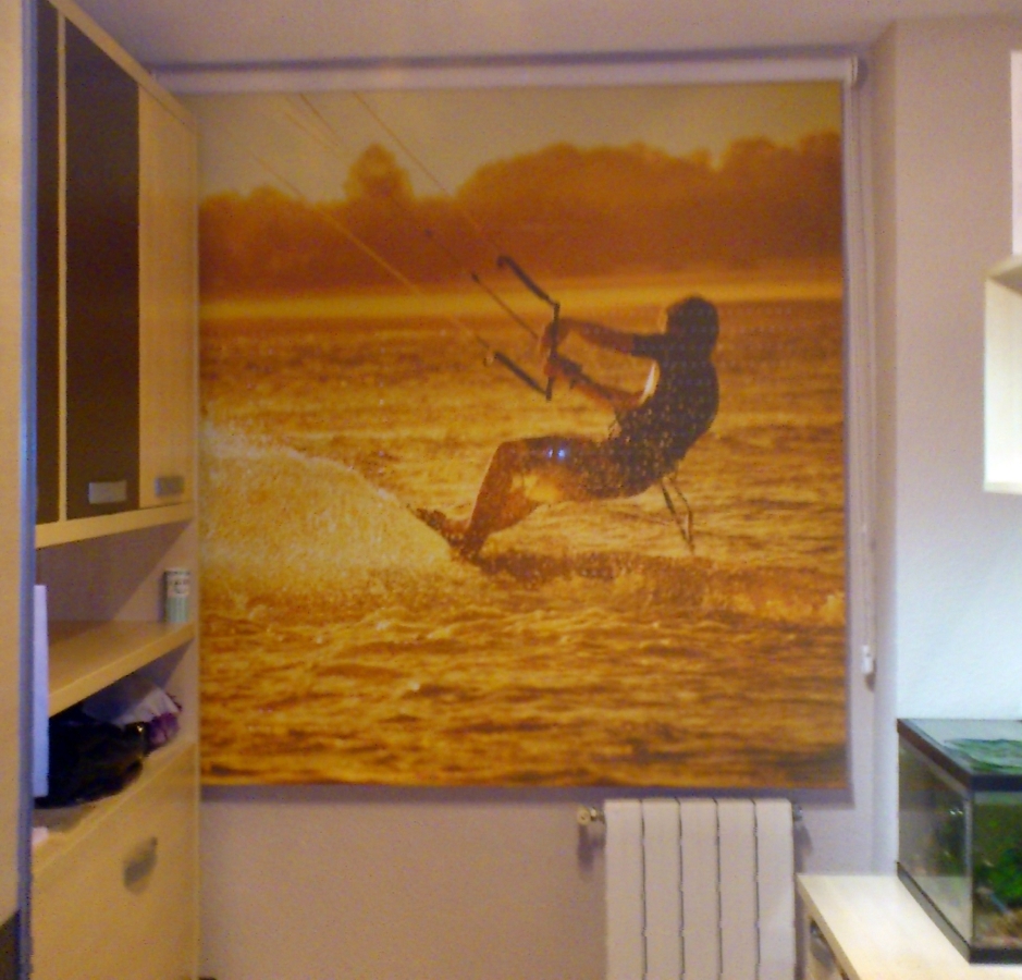 Enrollable screen con serigrafia surfista.