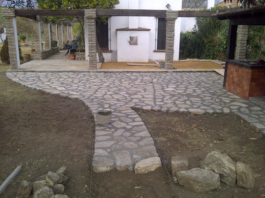 ENSOLADO DE JARDÍN CON PIEDRA NATURAL