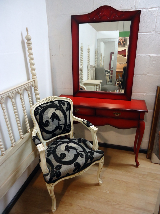 Entrada con espejo y silla tapizada