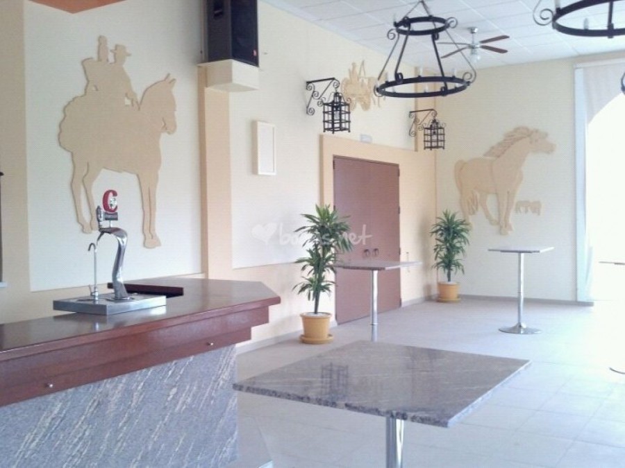 entrada de nave de celebraciones, con barra de bar