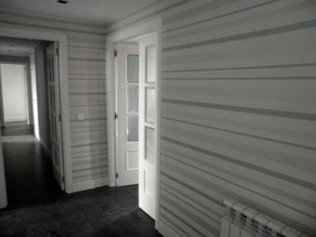 Entrada decorada con papel pintado.