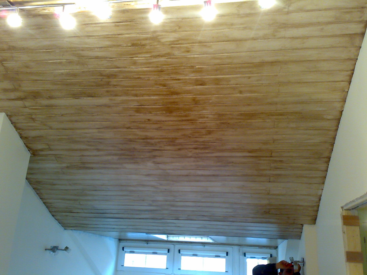 Envejecido de madera en techo de habitacion matrimonio