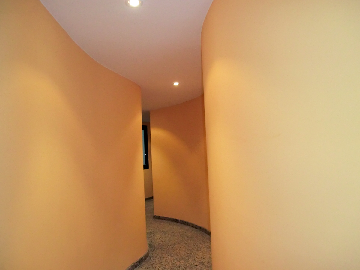 Enyesar entrada de bloque de pisos.