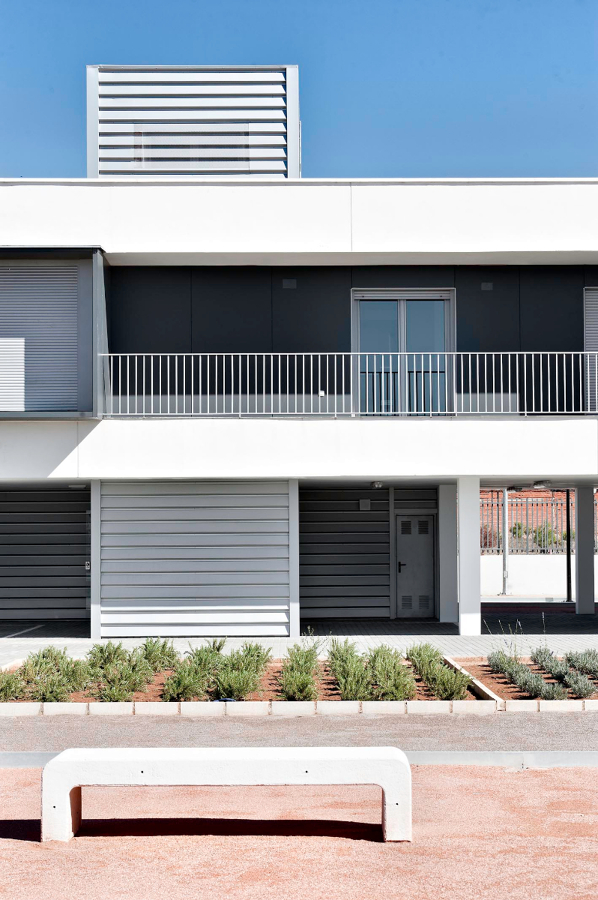 Equipamiento y edificio residencial