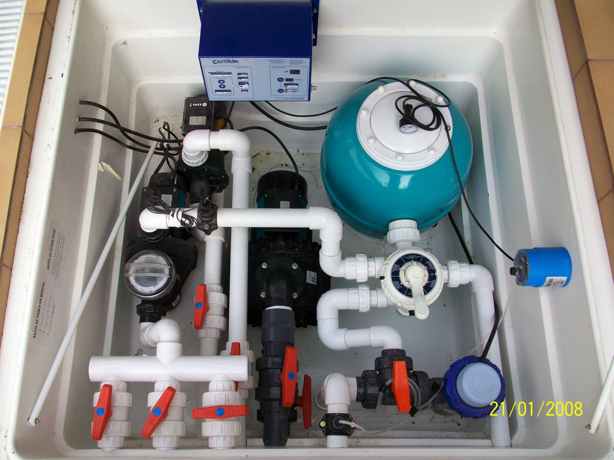 Equipo depurador con clorador salino + regulador de pH + bomba contracorriente + bomba hidromasaje