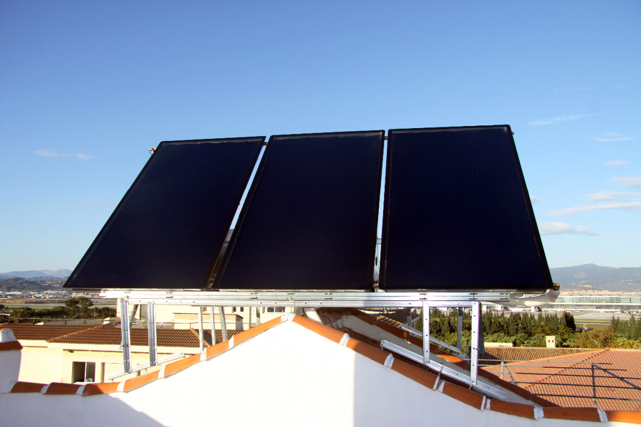 Equipo sobre tejado de dos aguas.