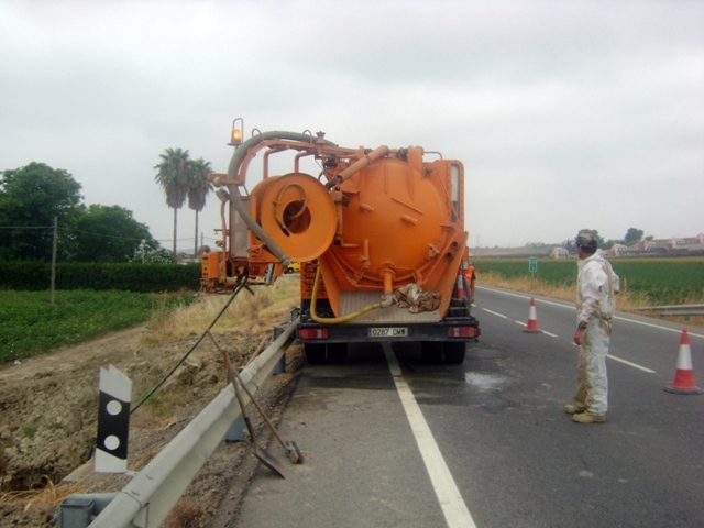 Equipo trabajando en carretera secundaria