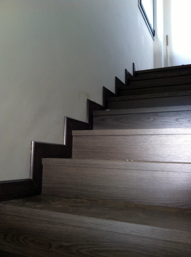 Escala forrada de parquet sintetic