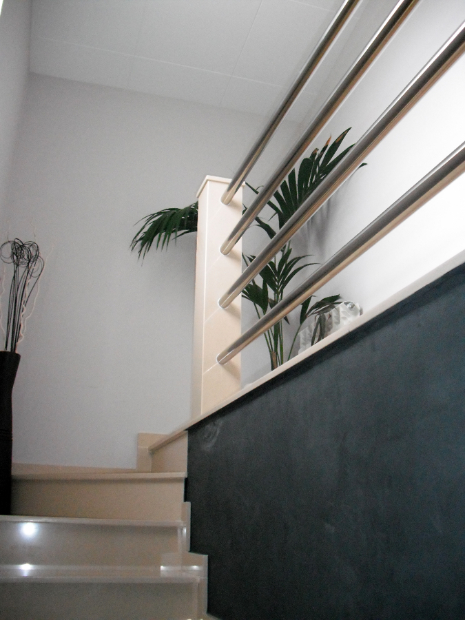 escalera , baranda y pintura