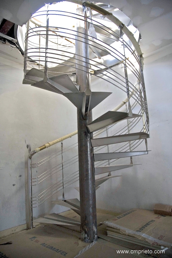 Escalera caracol en construcción 
