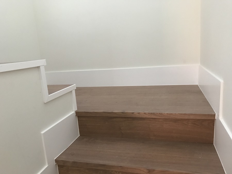 Forrado de escalera con laminado de Roble Teñido