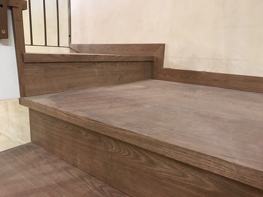 Forrado de escalera con laminado de Roble Teñido