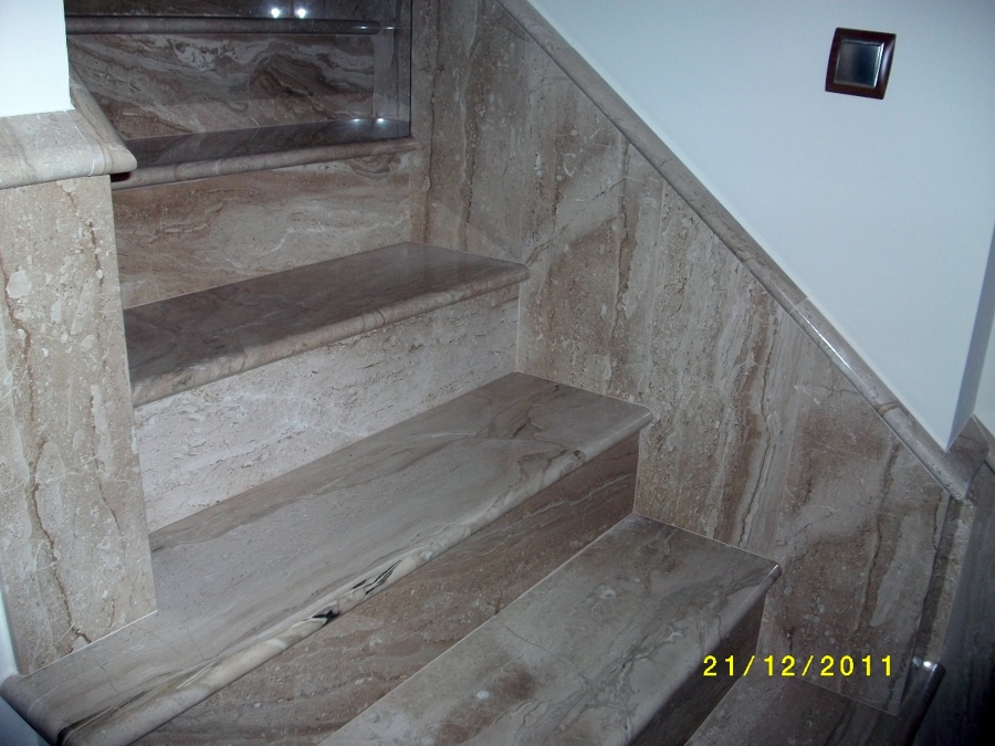 Escalera con aplacado todo en mármol Daino real.