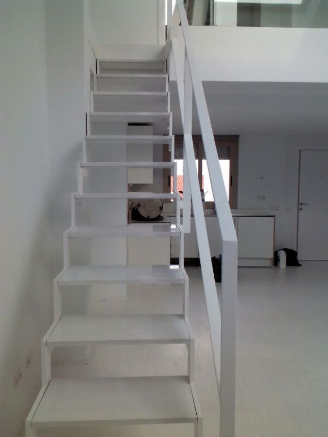 ESCALERA CON BARNIZ AL AGUA BLANCO