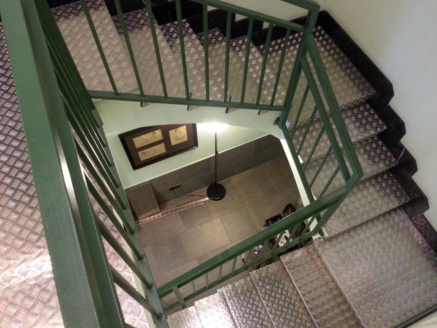 escalera con chapa de aluminio damero