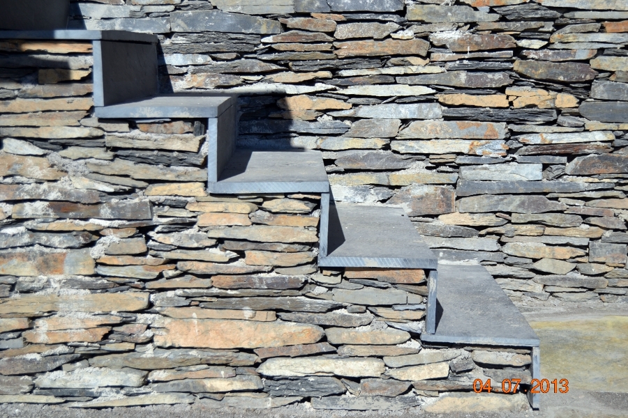 Escalera con losa de pizarra