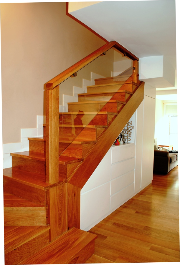 ESCALERA CON MUEBLE BAJO ESCALERA