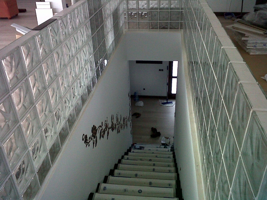 escalera con paves, de pasamanos, obra nueva