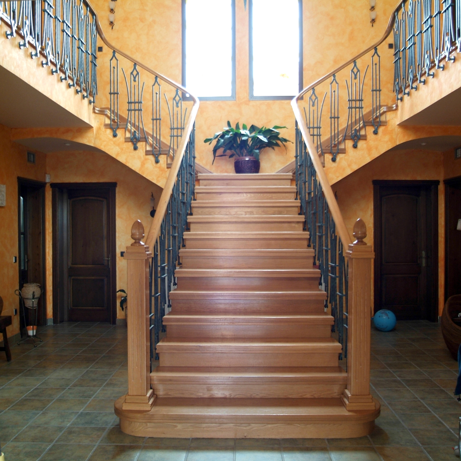 Escalera con pelaño y pasamanos de madera.