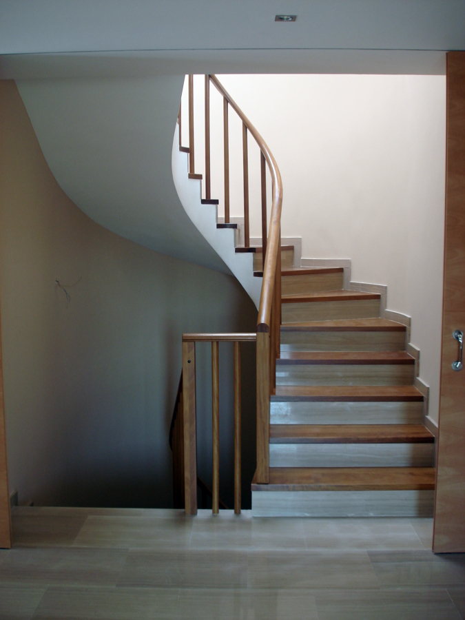 ESCALERA CON PELDAÑO DE MADERA IROKO Y TABICA EN MARMOL 
