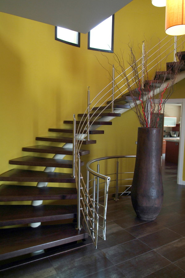 Escalera con peldaño de madera.