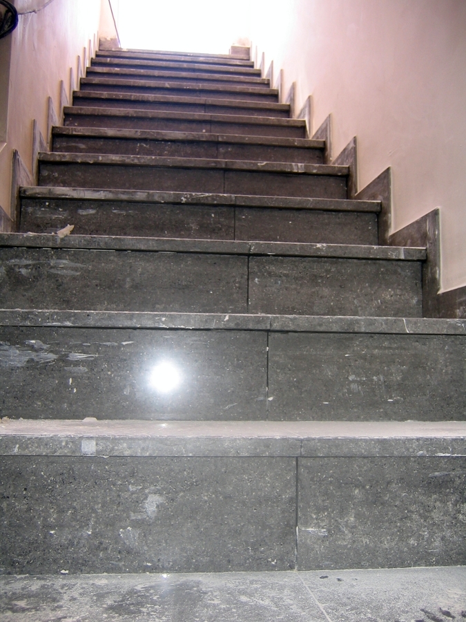 ESCALERA CON PELDAÑO PORCELANICO