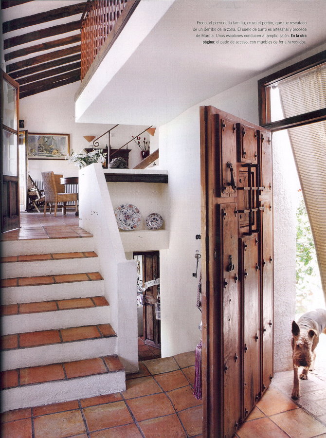 Escalera de barro con peto de obra