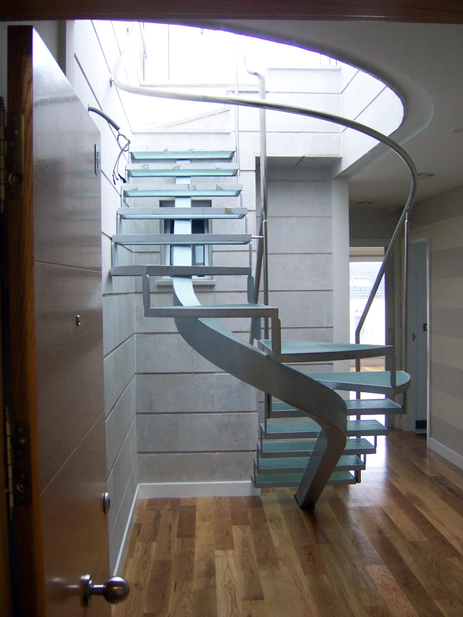 escalera de caracol en acero inox.