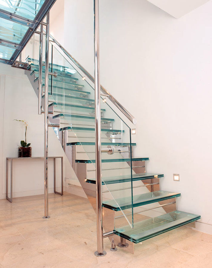 Escalera de cristal en local comercial
