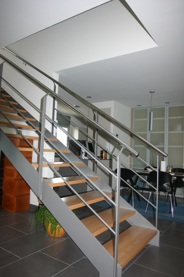 Escalera de estructura metálica con peldaños de madera.